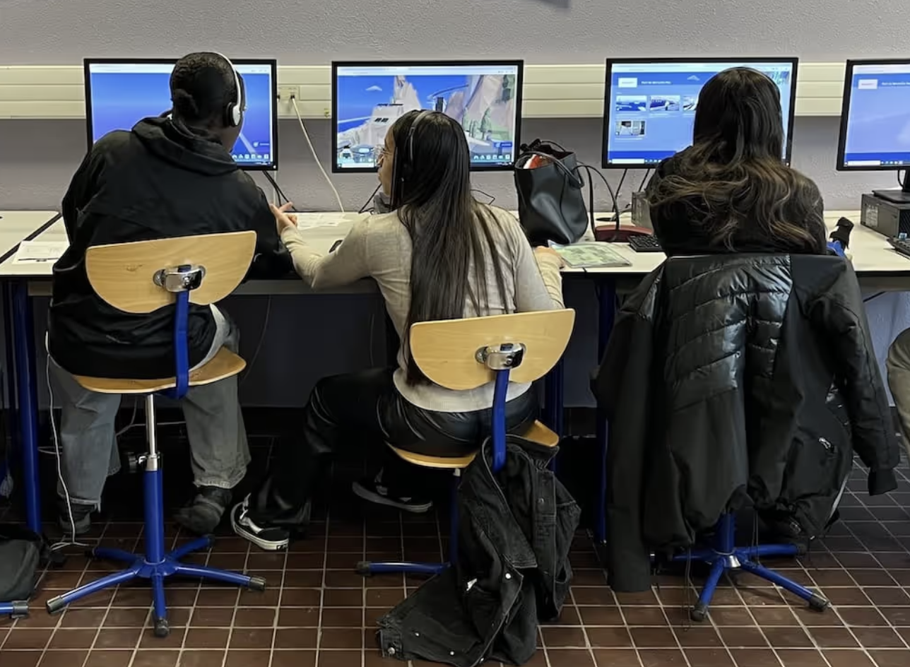 Jeunes jouant à Forindustrie, l'Univers Extraordinaire.